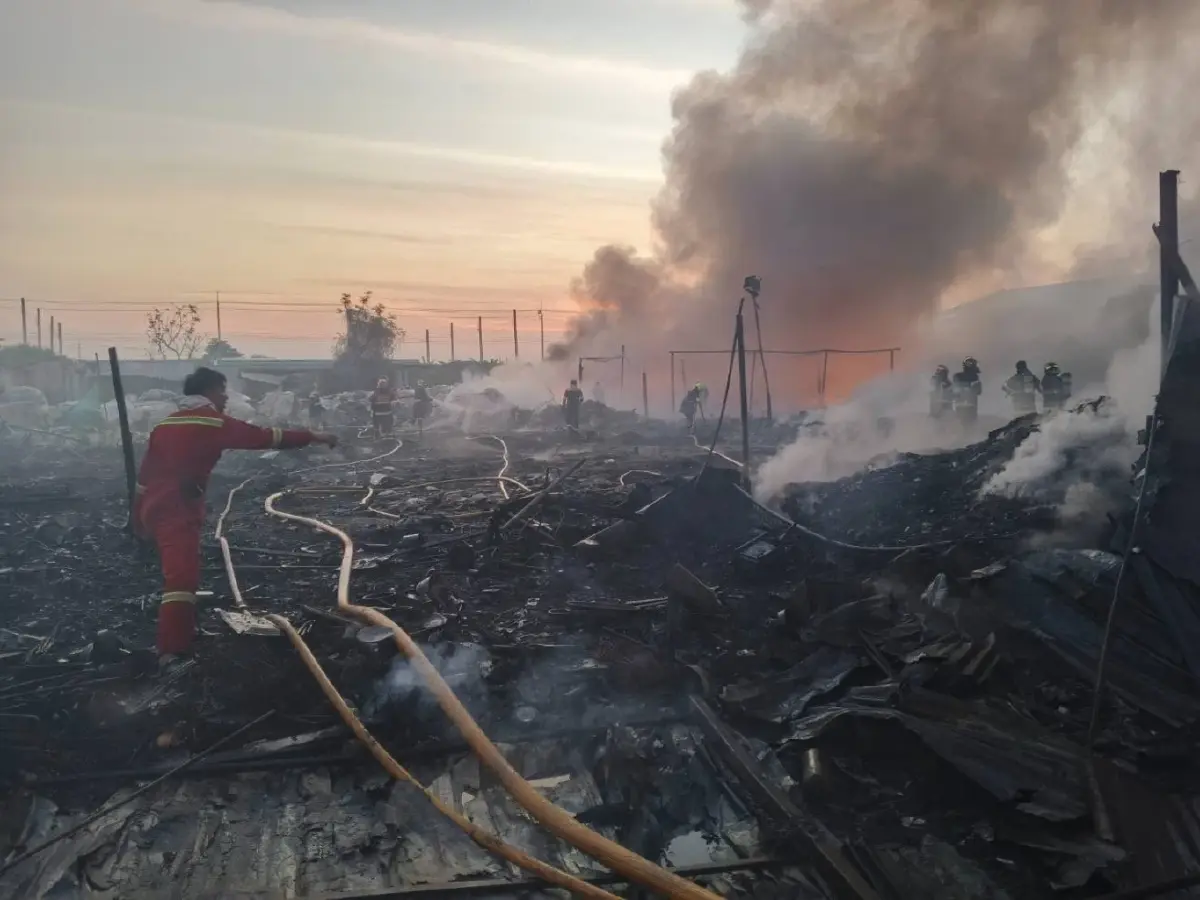 ด่วน! ไฟไหม้รุนแรง ร้านรับซื้อของเก่า แพรกษาใหม่ สมุทรปราการ