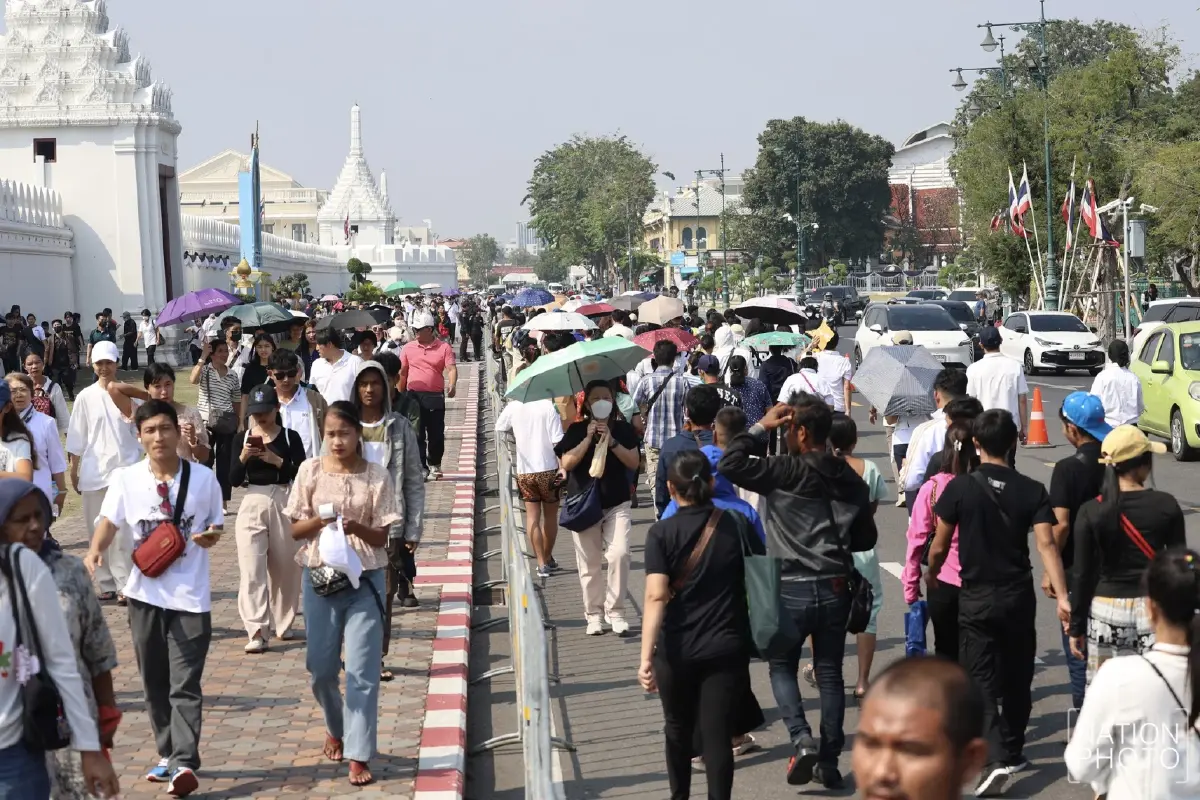 เสริมสิริมงคลรับปีใหม่ 2569 ชาวไทย-ต่างชาติ แห่สักการะศาลหลักเมือง วัดพระแก้ว