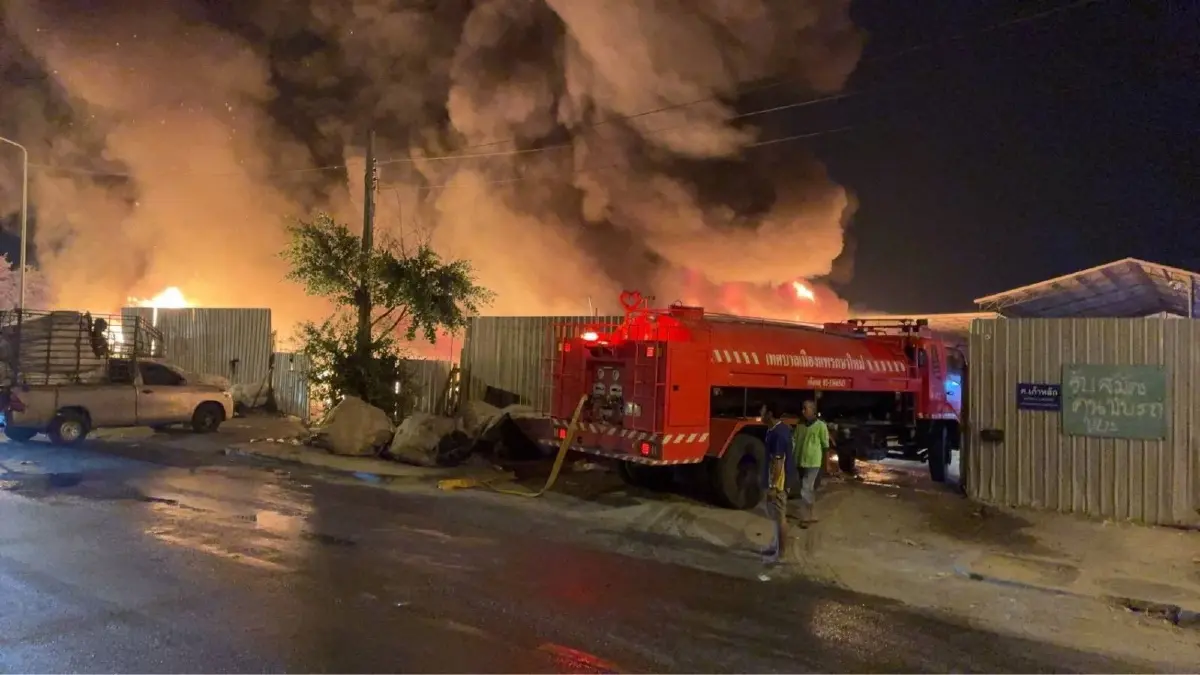 ด่วน! ไฟไหม้รุนแรง ร้านรับซื้อของเก่า แพรกษาใหม่ สมุทรปราการ