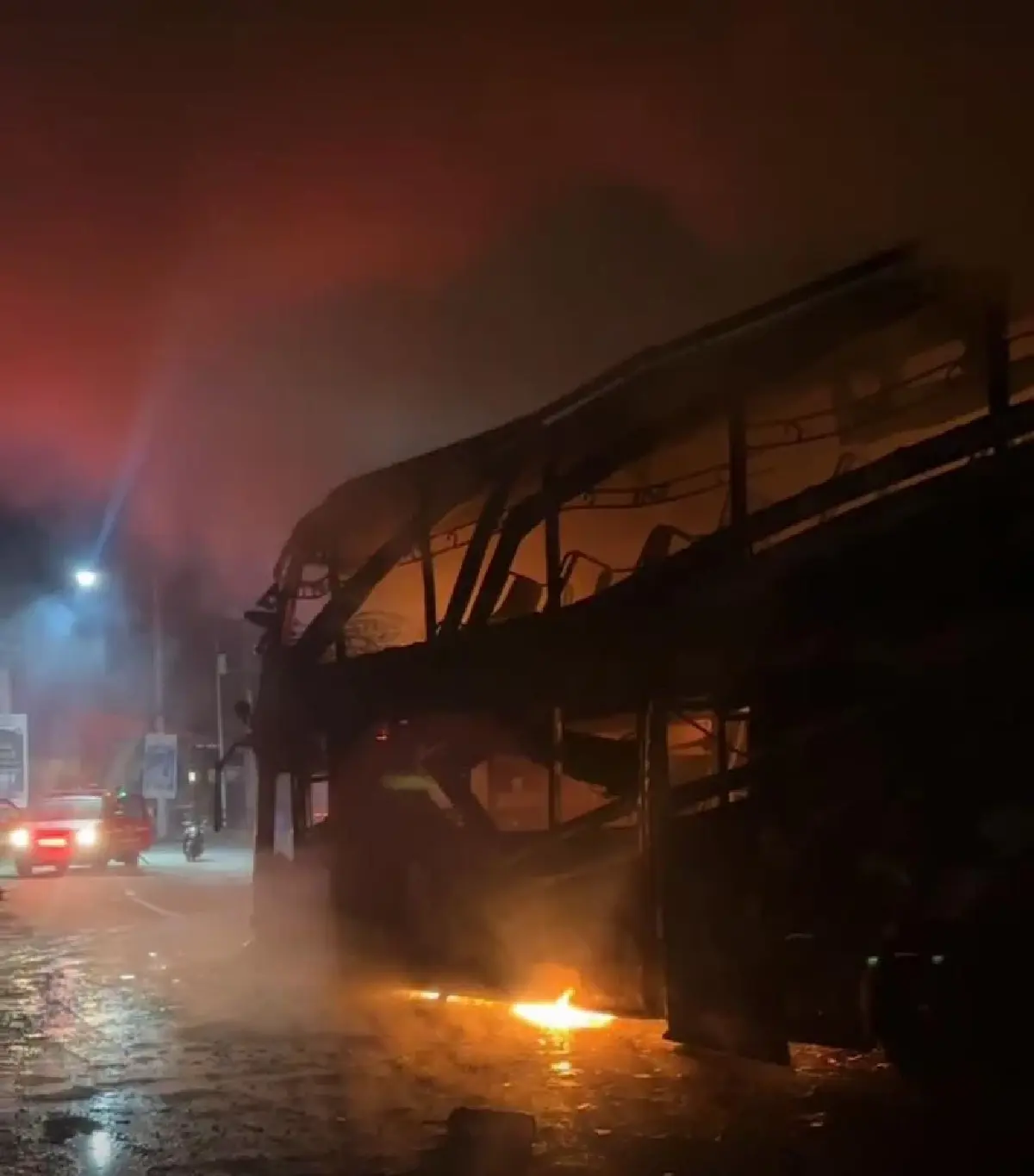 ด่วน! ไฟไหม้รถบัส วอดทั้งคัน ถนนสุขุมวิท (สายเก่า) จ.ฉะเชิงเทรา