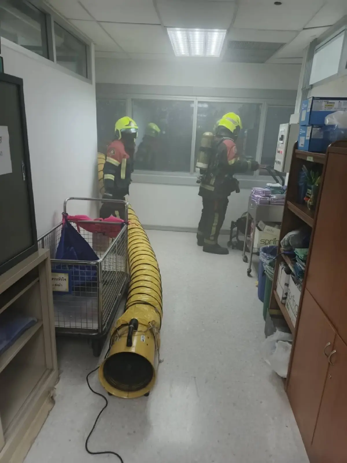 ด่วน! ไฟไหม้อาคาร ย่านสามเสน แขวงวชิรพยาบาล ควันพวยพุ่งหนาแน่น