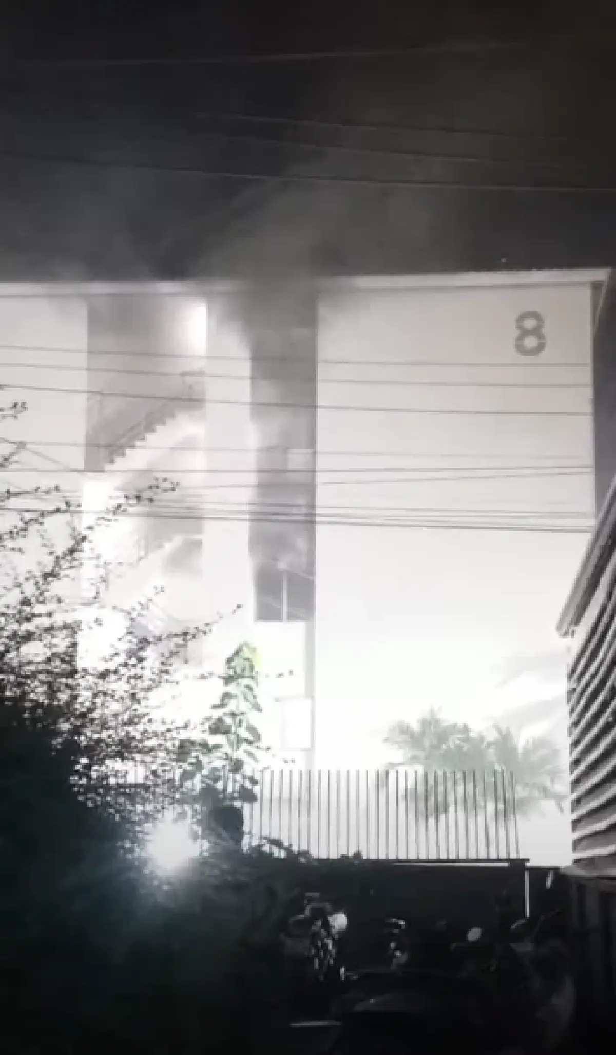 อพยพด่วน ไฟไหม้บ้านเอื้ออาทรลาดกระบัง 2 พบคนติดค้างในตึก บาดเจ็บ