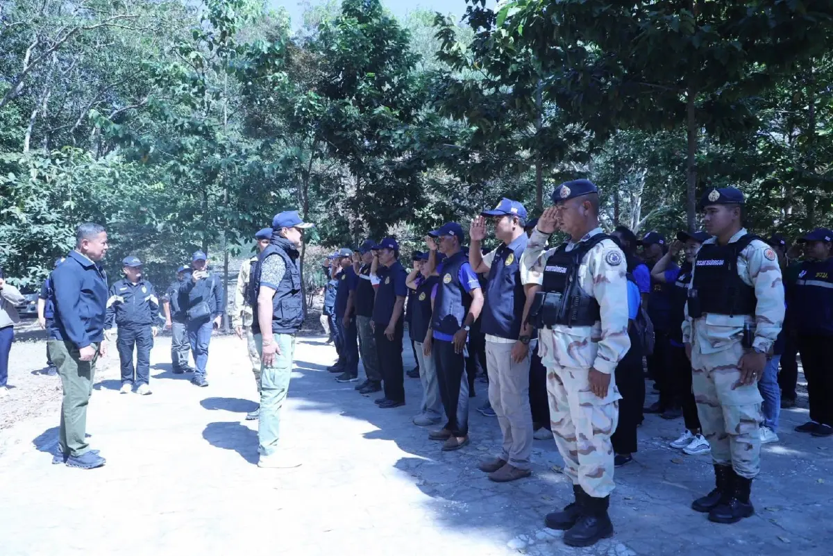 ลุยชายแดนไทย-กัมพูชา นายกฯเยี่ยมทหาร เขียนคาถานกยูงทอง