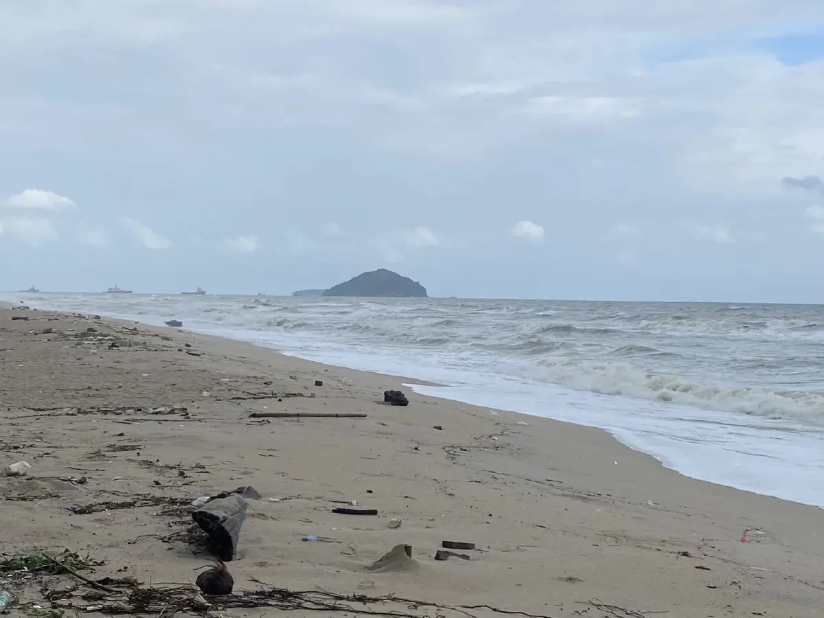 ปักธงแดง! เตือน ฉ.4 คลื่นลมแรง อ่าวไทย คลื่นสูง 3 เมตร ห้ามลงเล่นน้ำ