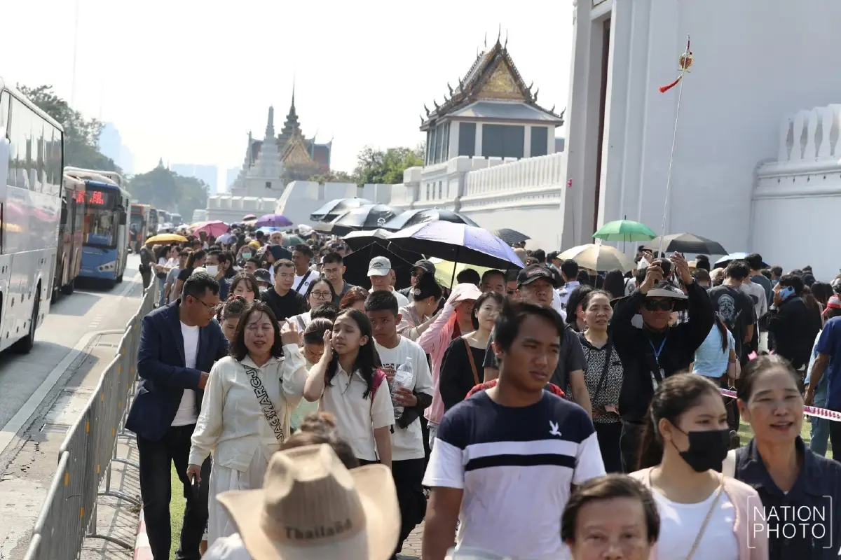 เสริมสิริมงคลรับปีใหม่ 2569 ชาวไทย-ต่างชาติ แห่สักการะศาลหลักเมือง วัดพระแก้ว