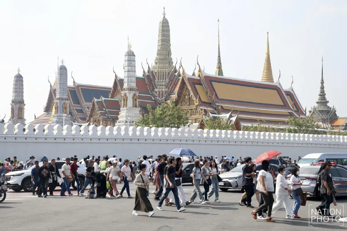 เสริมสิริมงคลรับปีใหม่ 2569 ชาวไทย-ต่างชาติ แห่สักการะศาลหลักเมือง วัดพระแก้ว