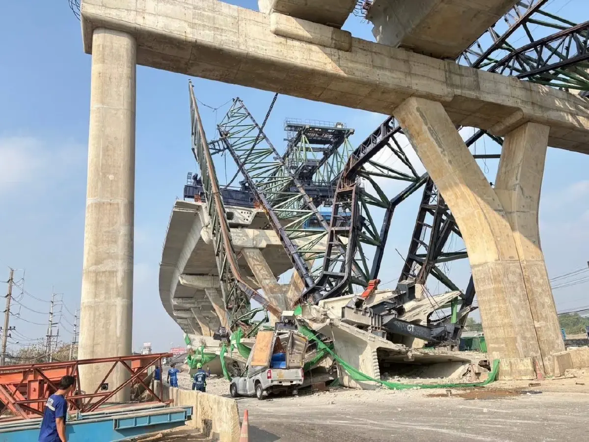 ด่วน! เครนถล่มพระราม 2 สมุทรสาคร ทับเกาะกลางใกล้สะพานท่าจีน ดับ 2