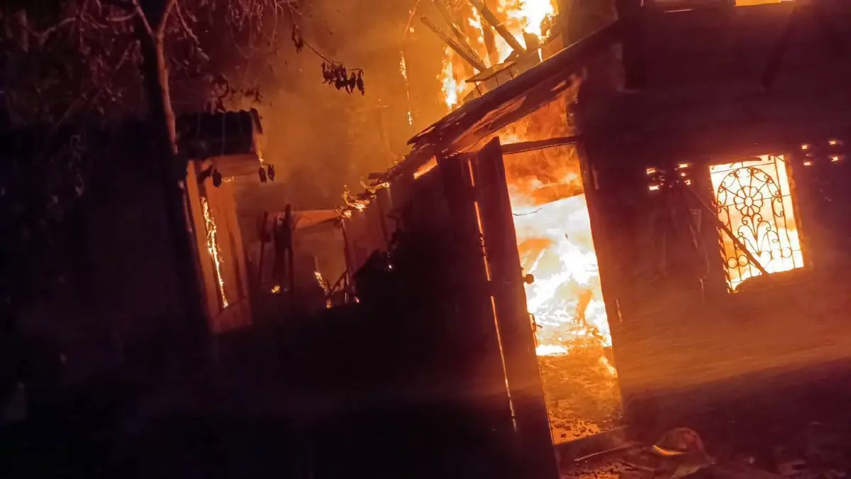 ระทึก ไฟไหม้บ้านไม้ 2 ชั้น ซอยลาดกระบัง 1/9 เพลิงไหม้วอดหมดหลัง