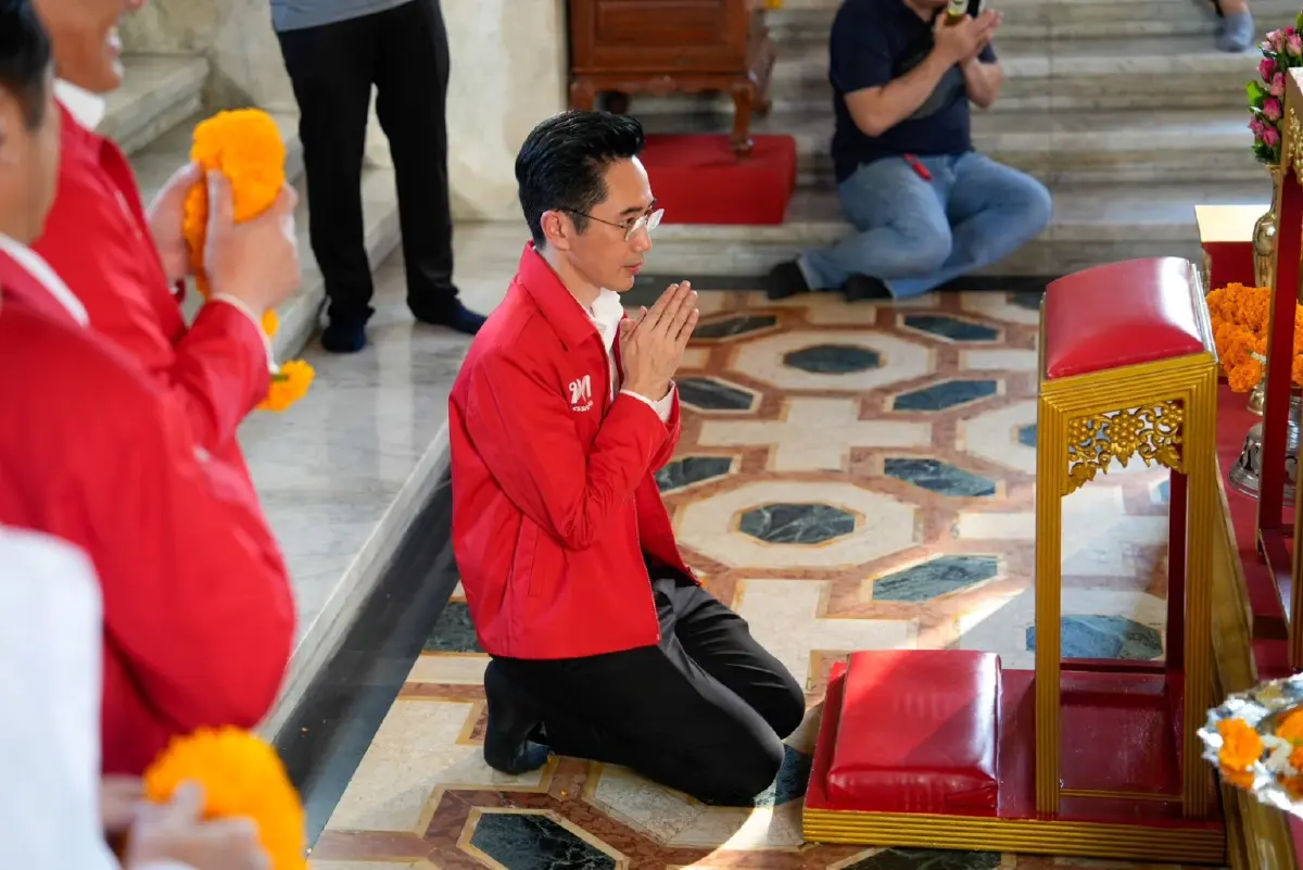 ‘ยศชนัน’ ยกทีมเพื่อไทยพท.ไหว้ศาลหลักเมืองขอเลือกคน-พรรค