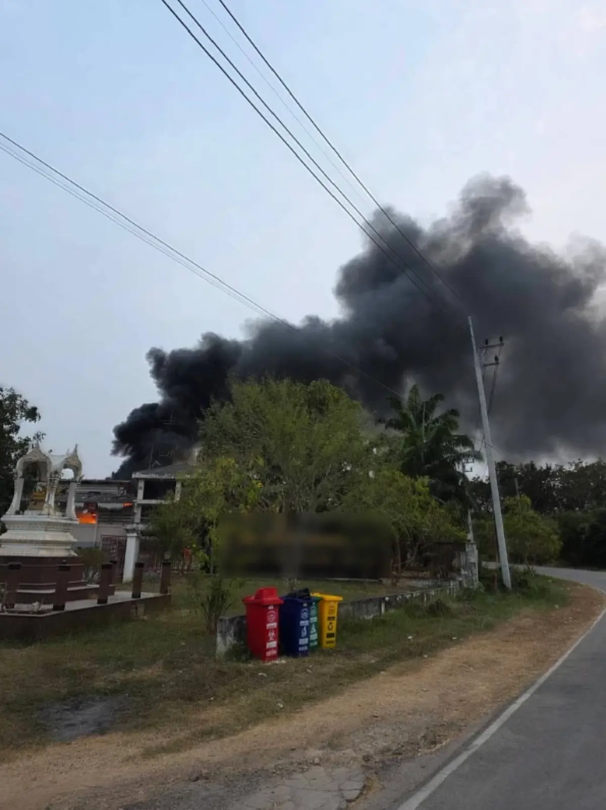 ไฟไหม้โรงงานยากันยุงหินกอง ราชบุรี หวั่นถังน้ำมันใต้ดินระเบิด