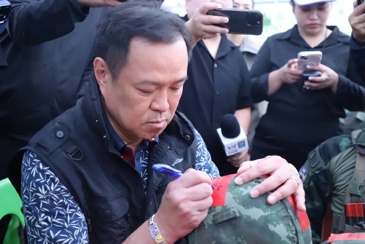 ลุยชายแดนไทย-กัมพูชา นายกฯเยี่ยมทหาร เขียนคาถานกยูงทอง