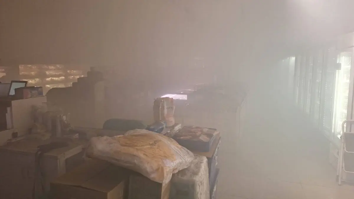 ระทึก ไฟไหม้ห้างดัง ซ.กรุงเทพนนท์ 12 ต้นเพลิงจากตู้แช่ ก่อนลุกลาม