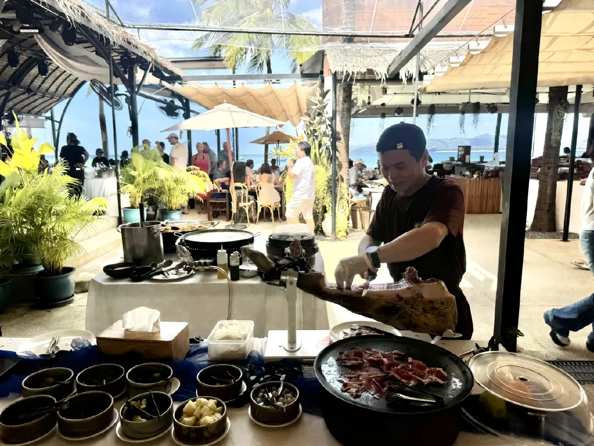 La Dolce Vita Sunday ยกบรรยากาศ ‘กรีซ’ สู่ หาดบางเทา ภูเก็ต