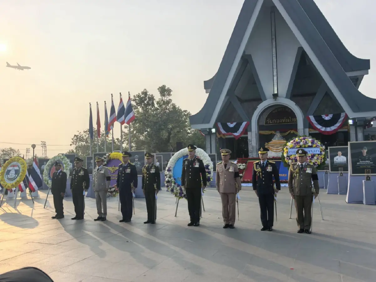 วันกองทัพไทย 'ผบ.เหล่าทัพ' วางพวงมาสักการะเหล่านักรบ จารึกชื่อ42ทหารกล้า