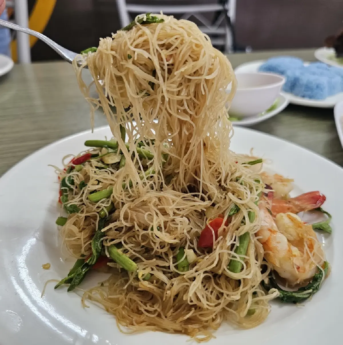 ‘เส้นหมี่ผัดกระเฉดกุ้ง’ ที่ ‘ร้านที.สพูน’ ซอยจุฬาฯ 50 รสชาติถูกใจ