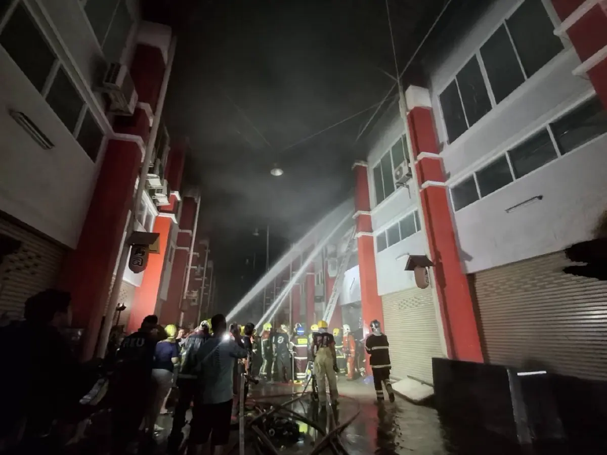 สรุปเหตุด่วน ไฟไหม้อาคาร สำเพ็ง 2 เพลิงไหม้รุนแรง วอดคลังเสื้อผ้า