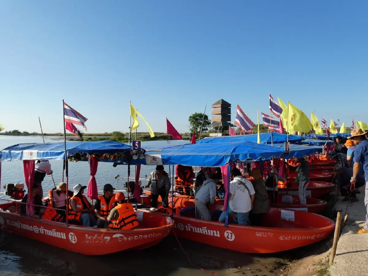 นักท่องเที่ยวแห่ตามรอย ‘ลิซ่า’ ล่องเรือชมทะเลบัวแดง ‘ททท.’ คาดยอดเดินทางทะลัก 1.2 แสนคน