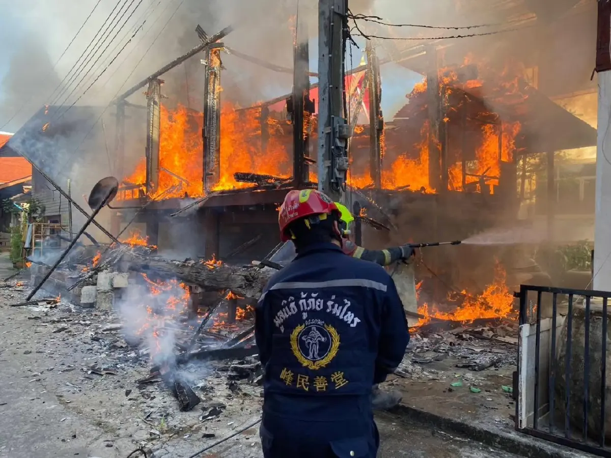 ด่วน ไฟไหม้วัดดัง ซอยนิมิตใหม่ 19 คลองสามวา กู้ภัยเร่งฉีดน้ำ ดับไฟ