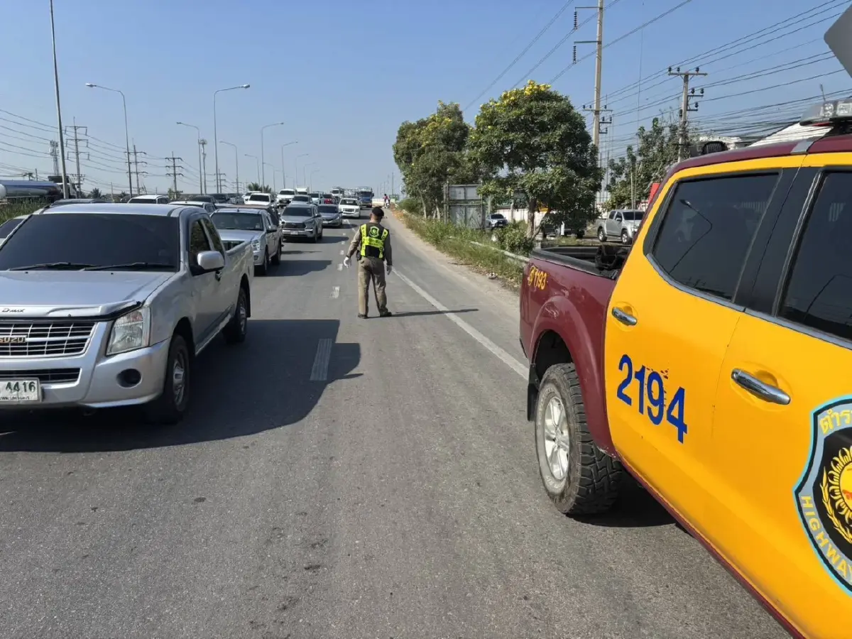 น้ำทะเลหนุนสูง น้ำท่วมถนนพระราม 2 ขาเข้ากทม. รถเริ่มติดสะสม