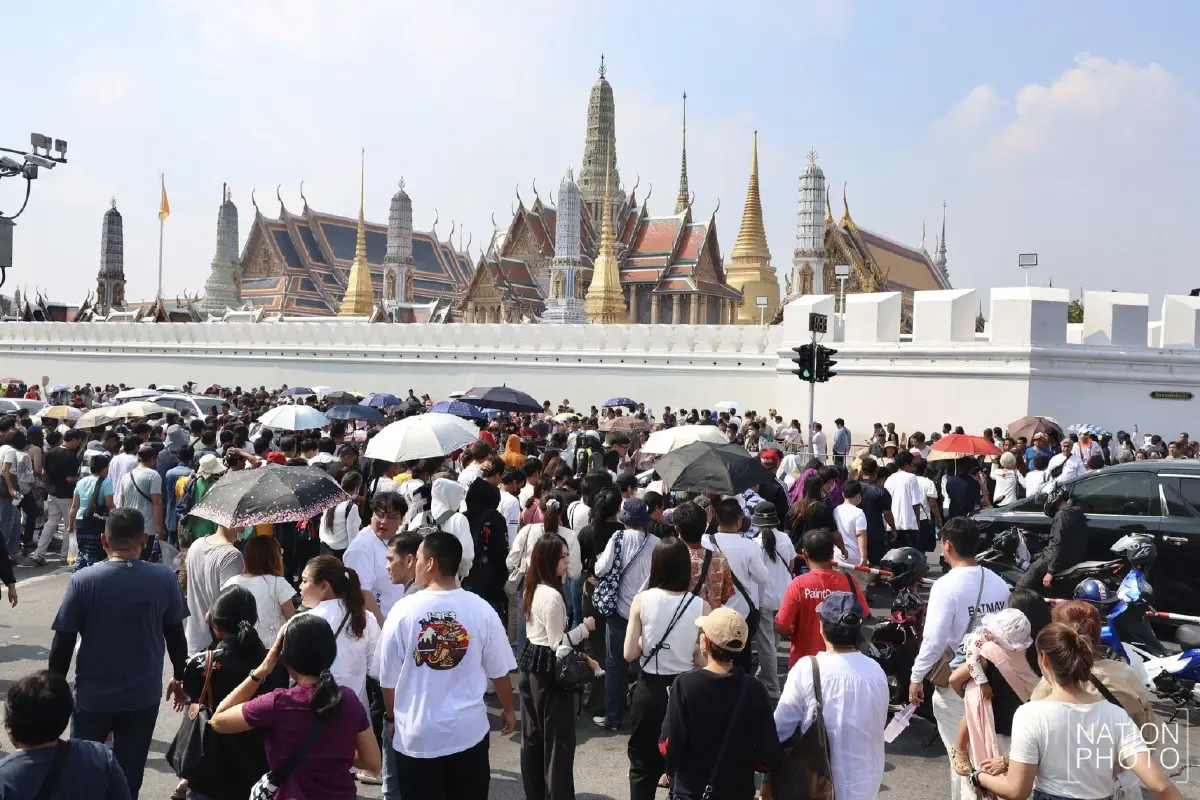 เสริมสิริมงคลรับปีใหม่ 2569 ชาวไทย-ต่างชาติ แห่สักการะศาลหลักเมือง วัดพระแก้ว