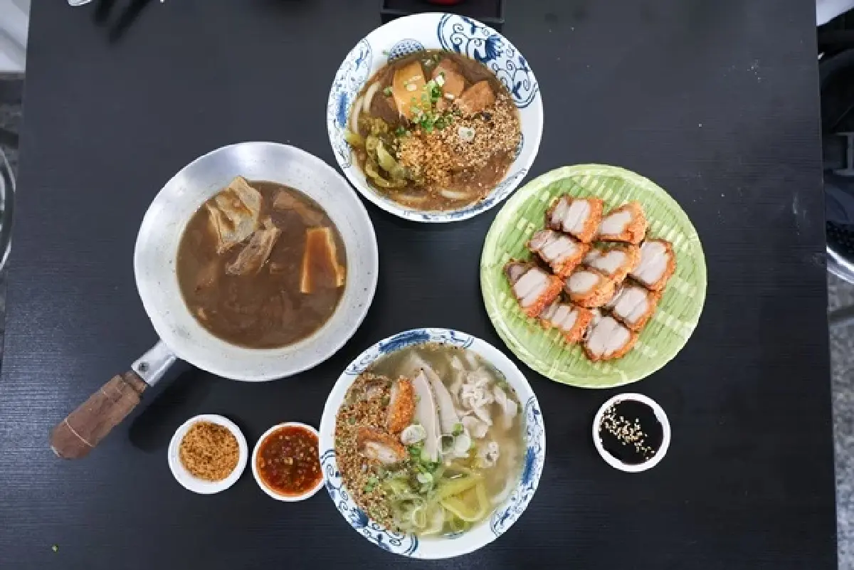 รวม 4 ร้านอร่อย ‘อาหารจีนไหหลำ’ ข้าวมันไก่ ขนมจีน และ สุกี้ไหหลำ