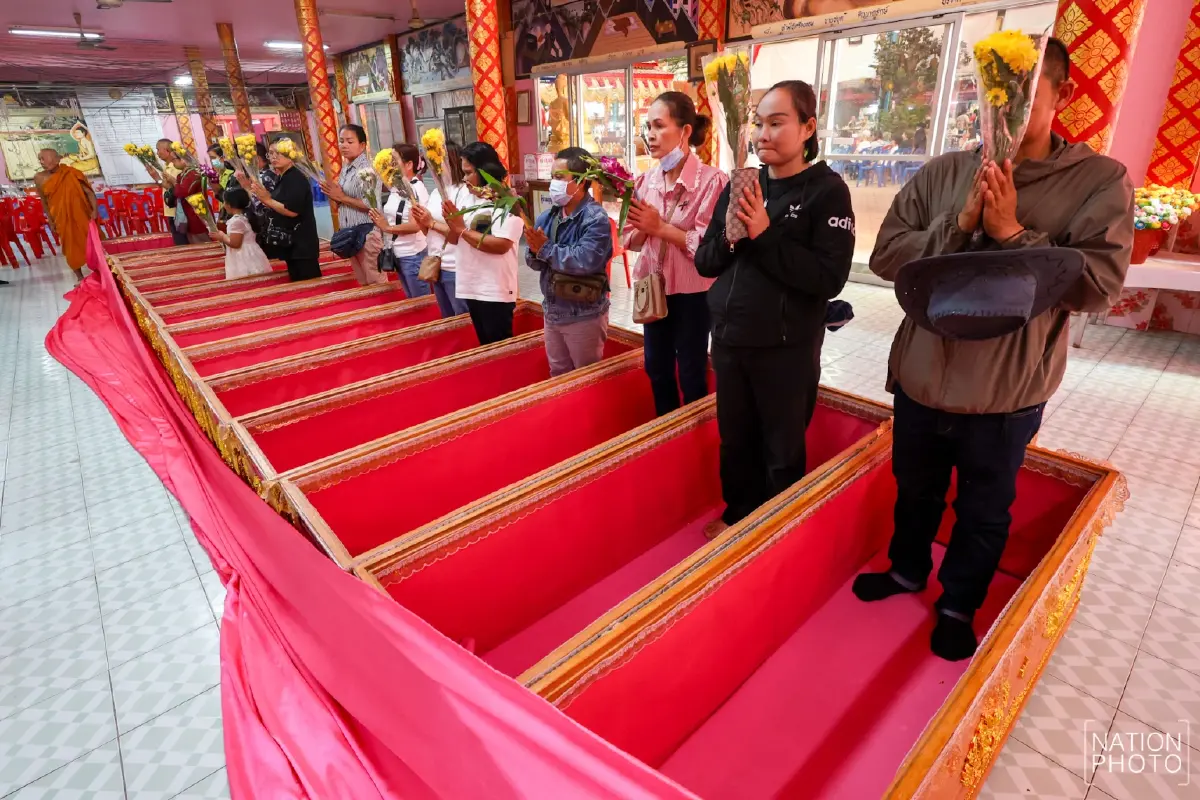 ปีใหม่ 2569 แห่แก้เคล็ด นอนโลงศพ ตายแล้วเกิดใหม่ ล้างซวย เสริมดวง