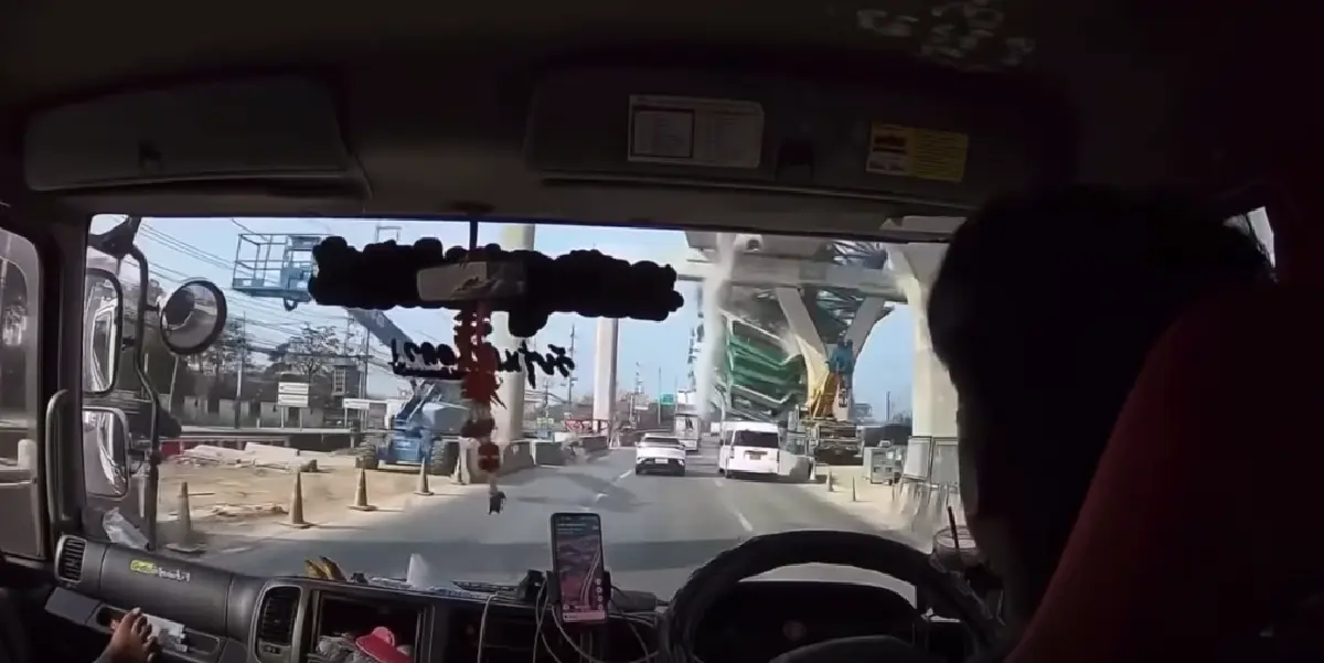 เปิดคลิป เสี่ยงเป็นเสี่ยงตาย เครนถล่มถนนพระราม 2 รอดตายหวุดหวิด