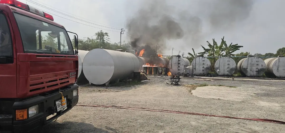 ด่วน หวั่นระเบิด ไฟไหม้ถังน้ำมันใหญ่ ลาดกระบัง ควันดำโขมงเต็มฟ้า