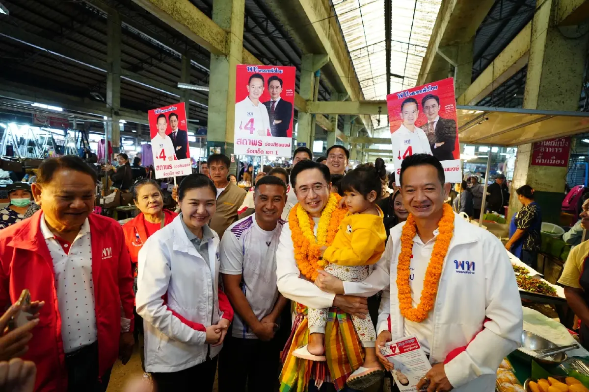 ‘ยศชนัน’ ลุยตลาดสดร้อยเอ็ดช่วย ‘สถาพร’ เจอชาวบ้านหอมแก้ม