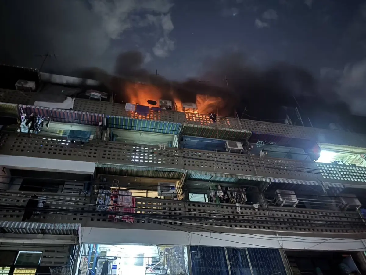 ดับเพลิงวุ่น ไฟไหม้แฟลตการเคหะบางชัน ควันดำท่วมตึก หนีตายอลหม่าน