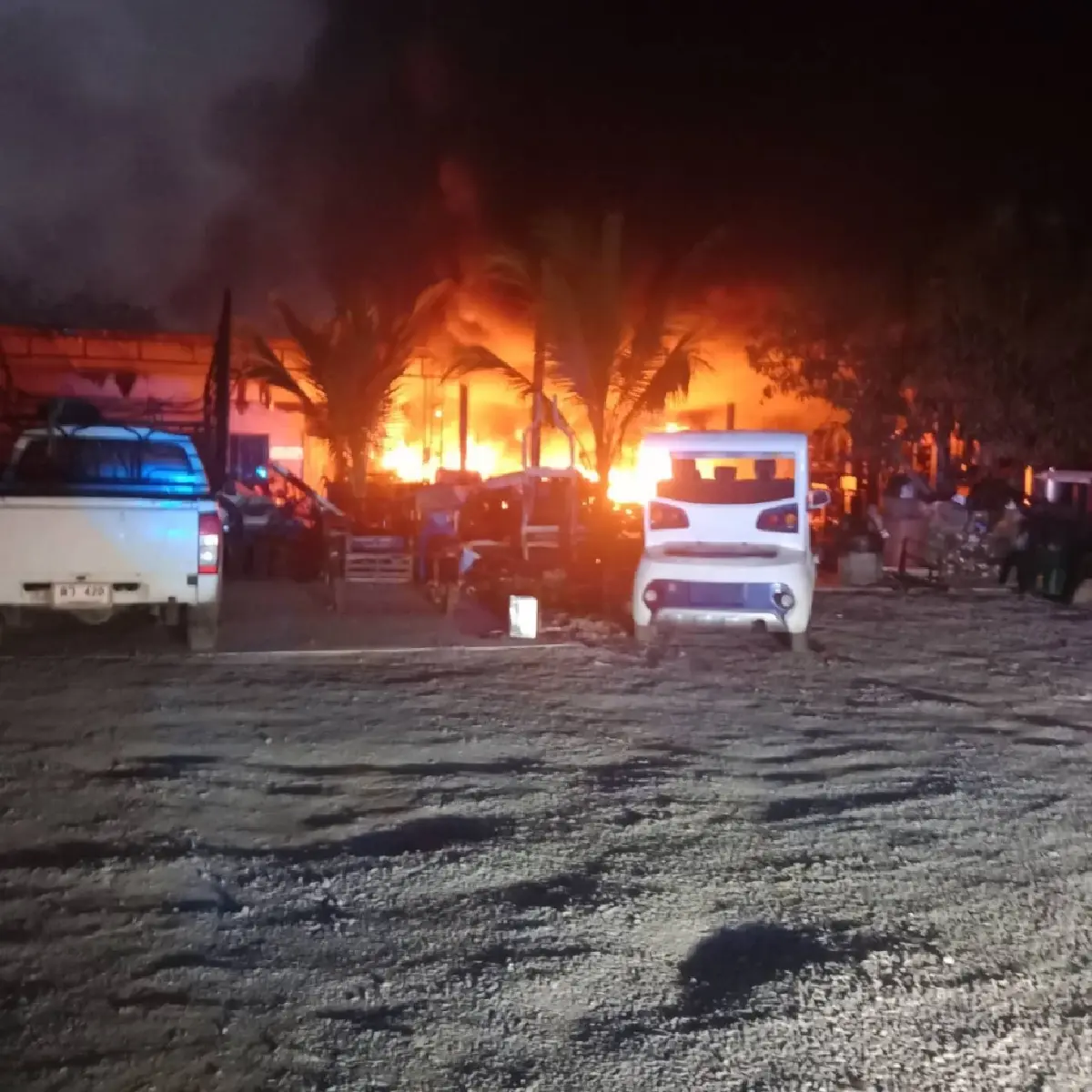 ด่วน! ระเบิดสนั่นนครปฐม ไฟไหม้ใหญ่ ใกล้ปั๊ม แบตโซล่าเซลล์บึ้ม