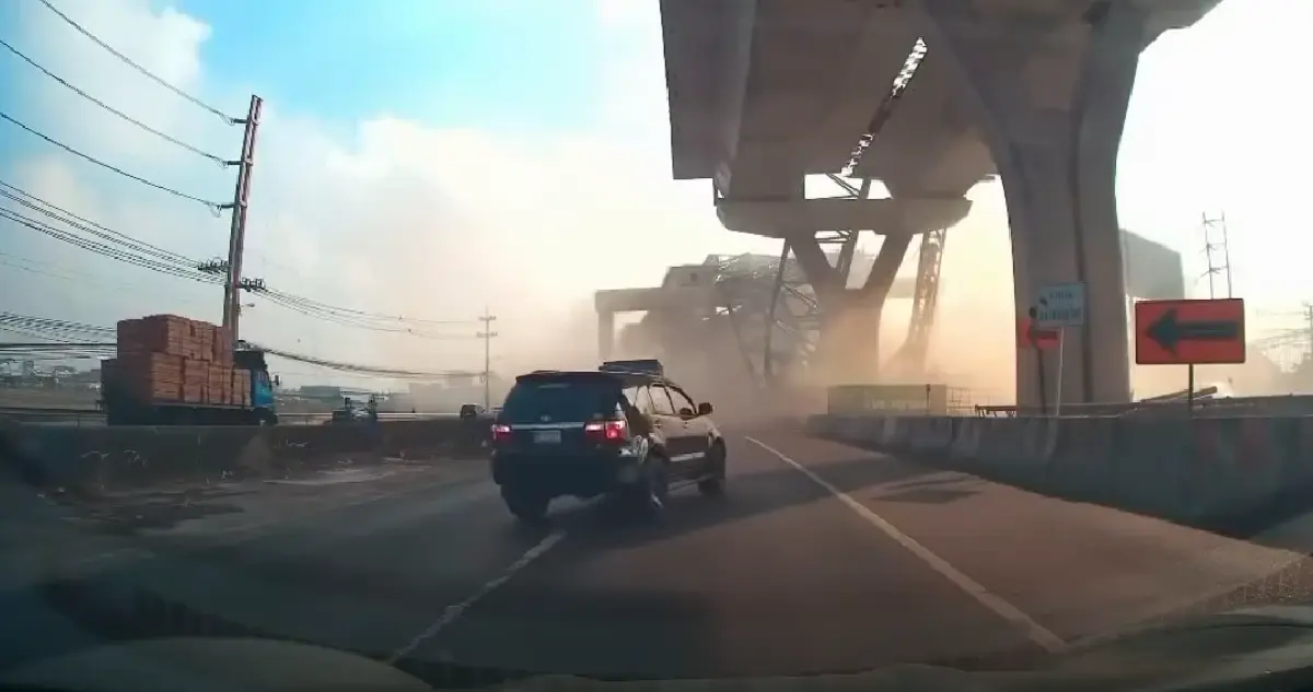 เปิดคลิป เสี่ยงเป็นเสี่ยงตาย เครนถล่มถนนพระราม 2 รอดตายหวุดหวิด