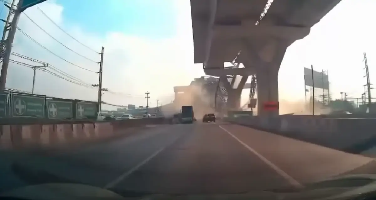 เปิดคลิป เสี่ยงเป็นเสี่ยงตาย เครนถล่มถนนพระราม 2 รอดตายหวุดหวิด