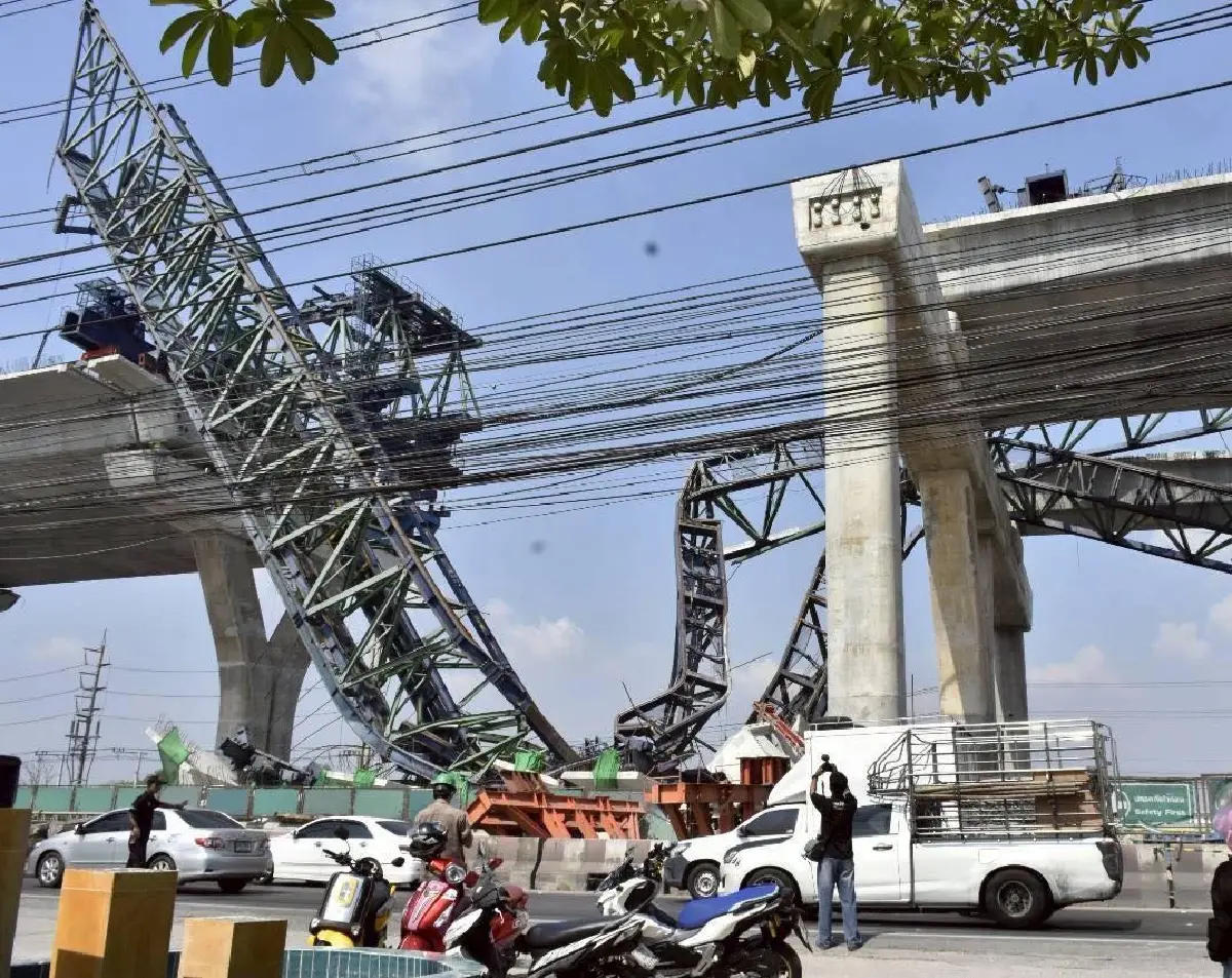 สั่งหยุด M82! เหล็กหล่นทับรถพระราม 2 ปิดจราจร เร่งกู้ซากโครงสร้าง