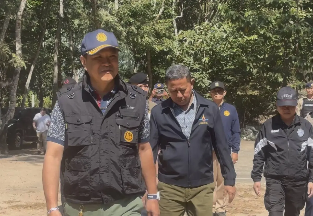 ลุยชายแดนไทย-กัมพูชา นายกฯเยี่ยมทหาร เขียนคาถานกยูงทอง