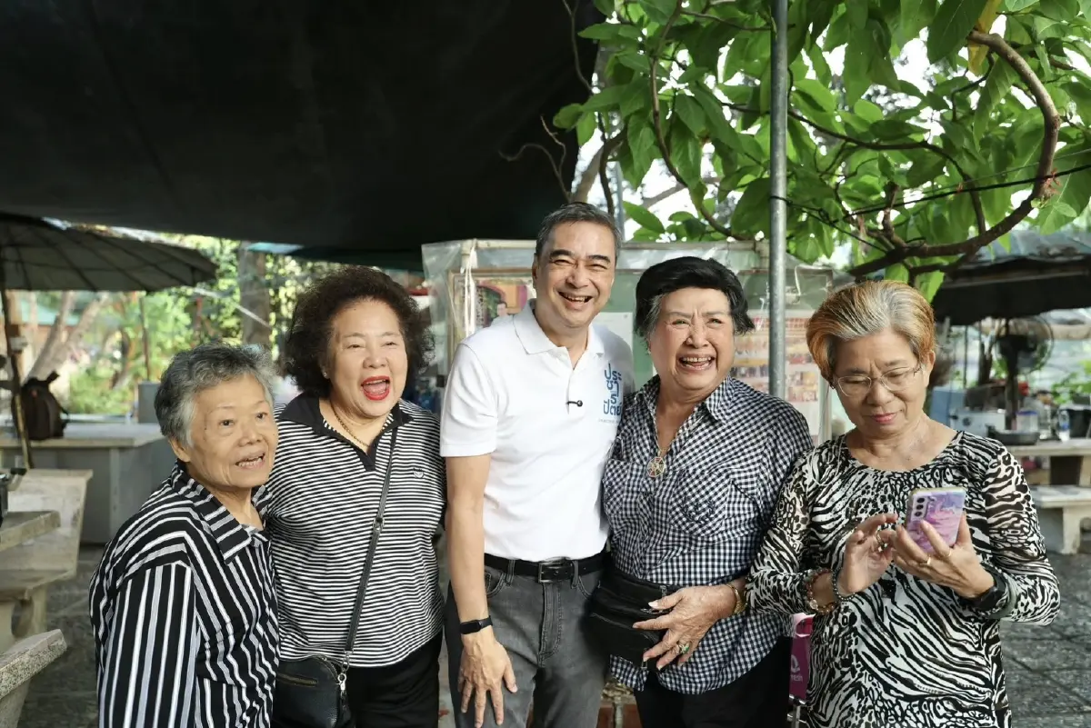 'อภิสิทธิ์' เดินสวนลุมพินี ประกาศวิสัยทัศน์ปราบฝุ่นพิษ