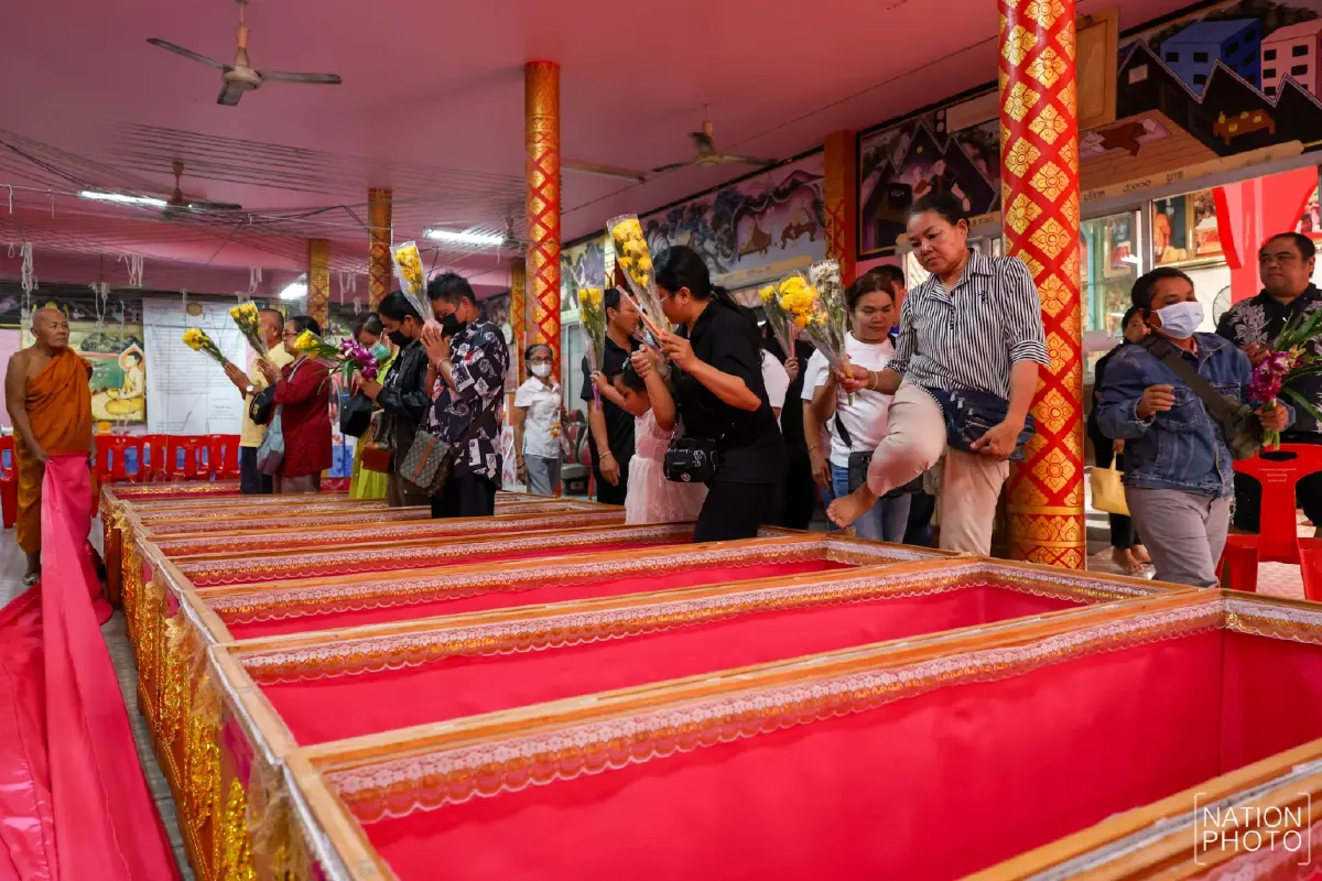 ปีใหม่ 2569 แห่แก้เคล็ด นอนโลงศพ ตายแล้วเกิดใหม่ ล้างซวย เสริมดวง