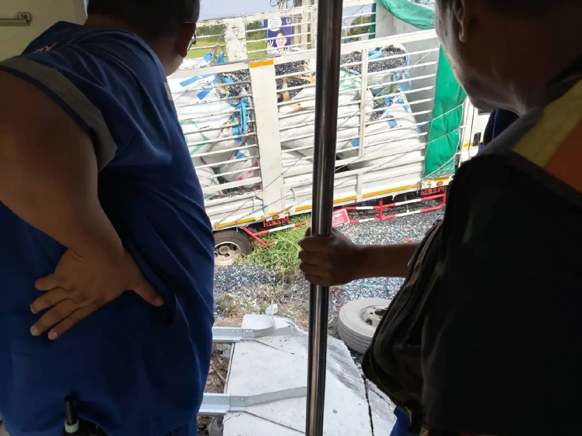 ด่วน! รถ 6 ล้อชนรถไฟสายมหาชัย-วงเวียนใหญ่ สมุทรสาคร เร่งช่วยชีวิต