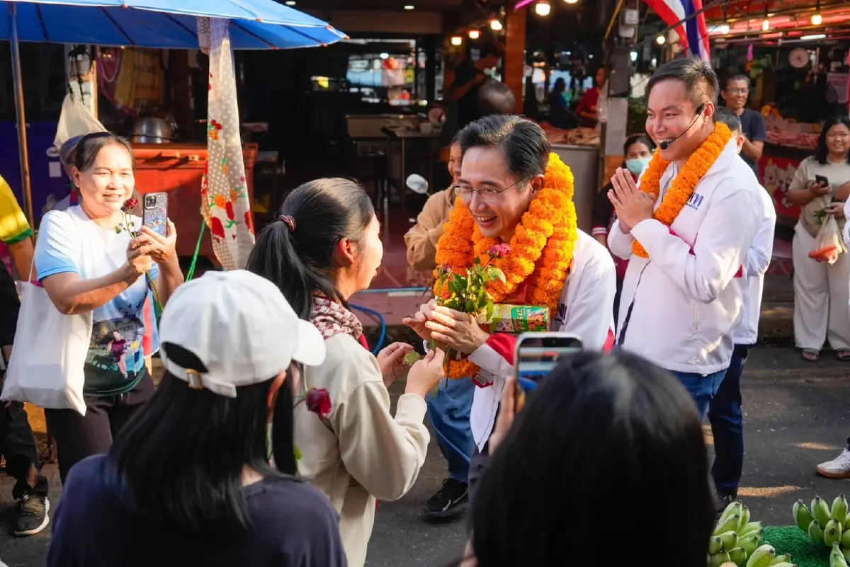 ‘ยศชนัน’ ควง ‘อัครนันท์’ ลุยหาเสียงตลาดเมืองกาญจน์ เขต 1