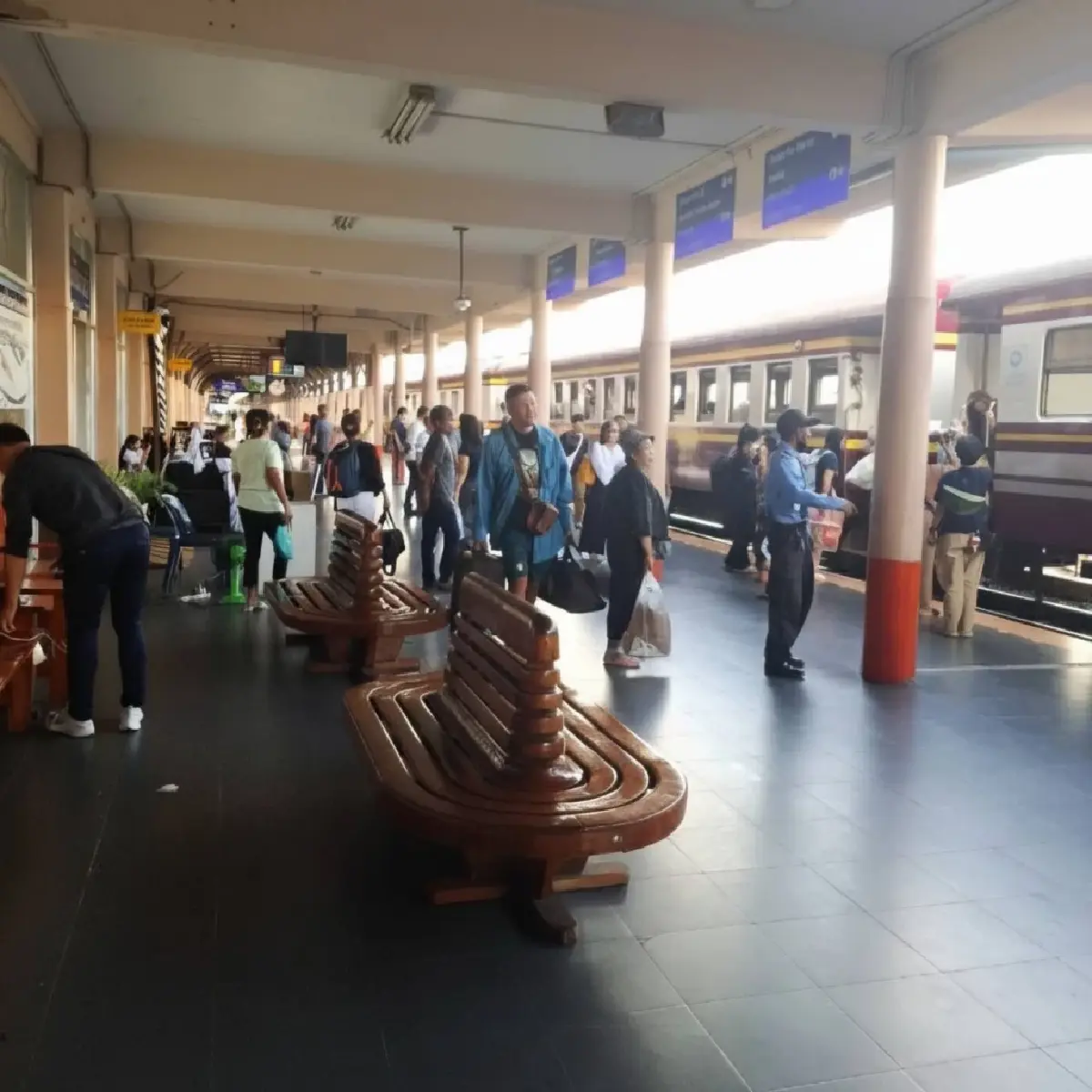 สถานีรถไฟคึกคัก ปชช.ทยอยกลับกรุงเทพฯ หลังหยุดยาวปีใหม่ รฟท. จัดรถเสริม 4 ขบวน