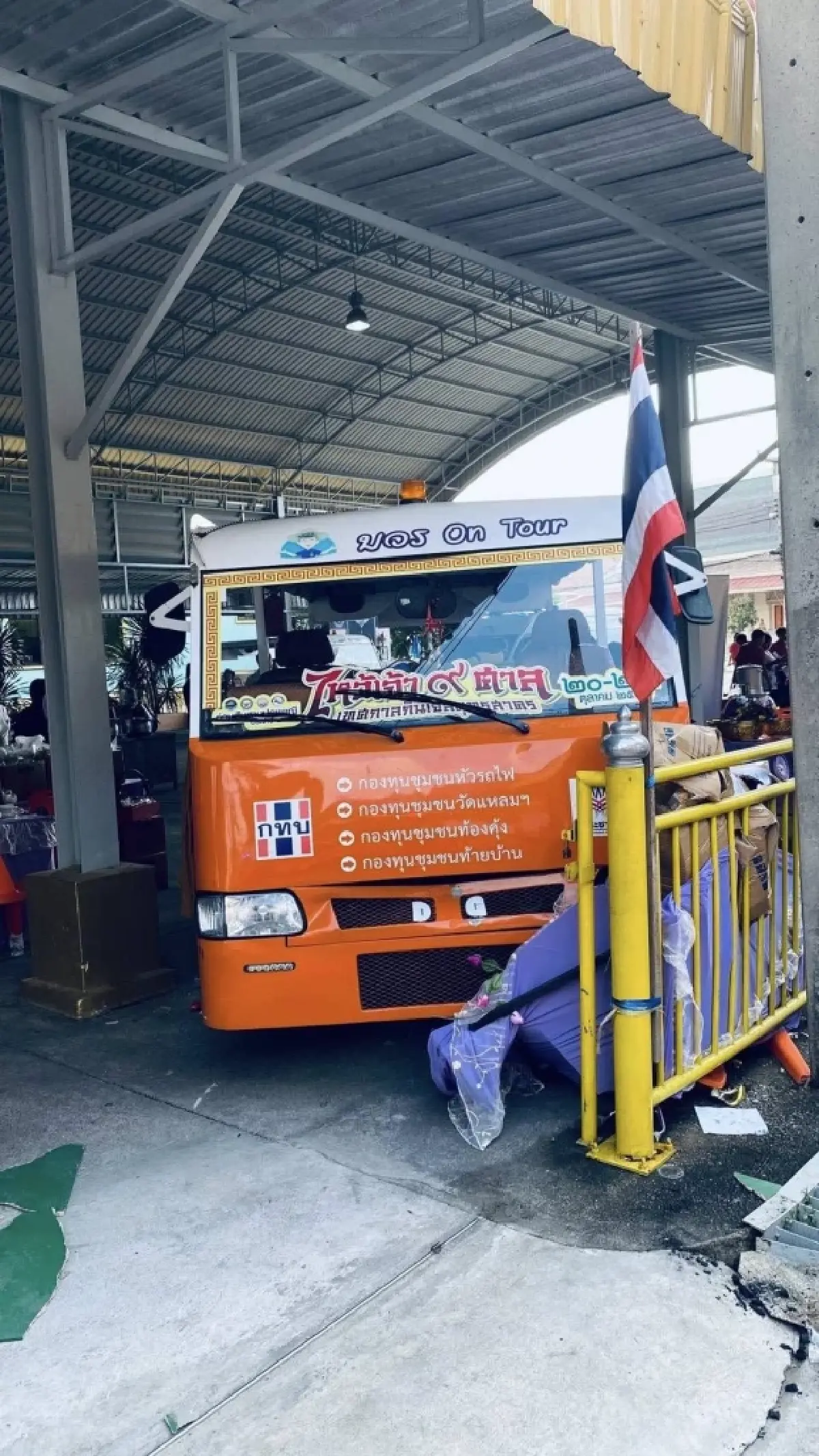 ด่วน! เกิดเหตุ รถรางชนคนเดินเท้า กลางงานสมุทรสาคร บาดเจ็บ 6 คน