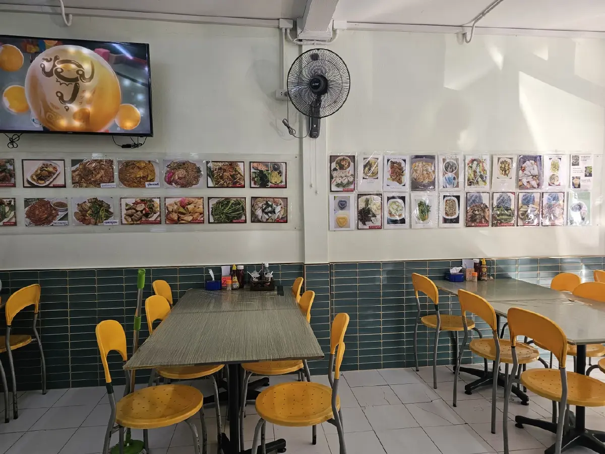 ‘เส้นหมี่ผัดกระเฉดกุ้ง’ ที่ ‘ร้านที.สพูน’ ซอยจุฬาฯ 50 รสชาติถูกใจ