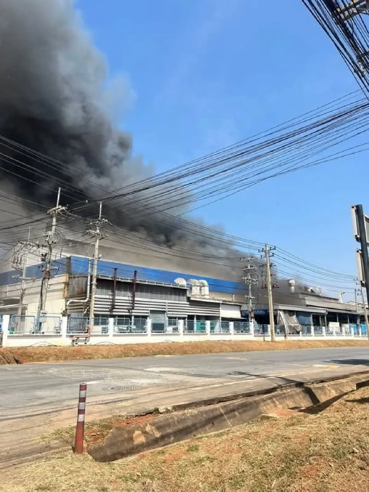 ด่วน! เกิดเหตุ ไฟไหม้โรงงานขนาดใหญ่ เขตอุตสาหกรรมสุรนารี โคราช
