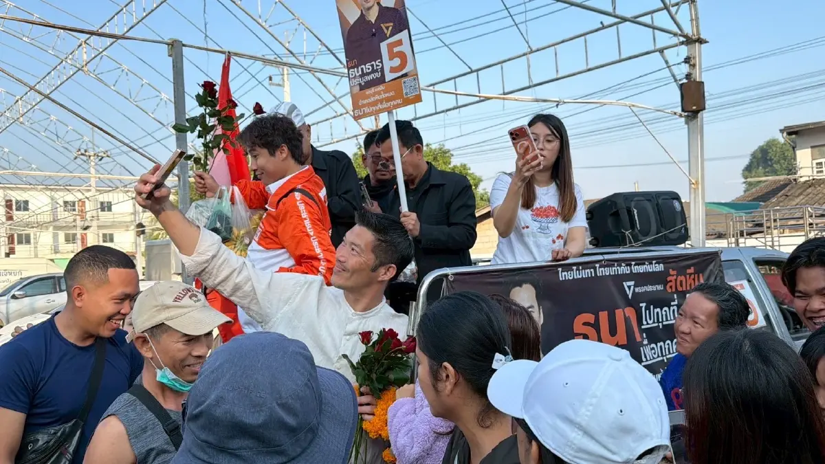 ชาวบ้านถาม 'ธนาธร' ตอบ 'มีเรา ไม่มีเทา' คือลุยปราบโกง ไม่อุ้มคนผิด