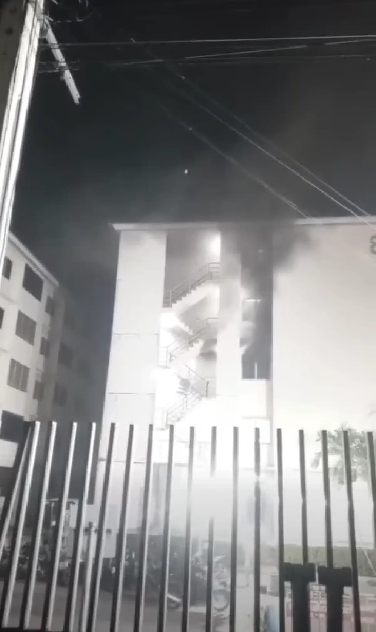 อพยพด่วน ไฟไหม้บ้านเอื้ออาทรลาดกระบัง 2 พบคนติดค้างในตึก บาดเจ็บ