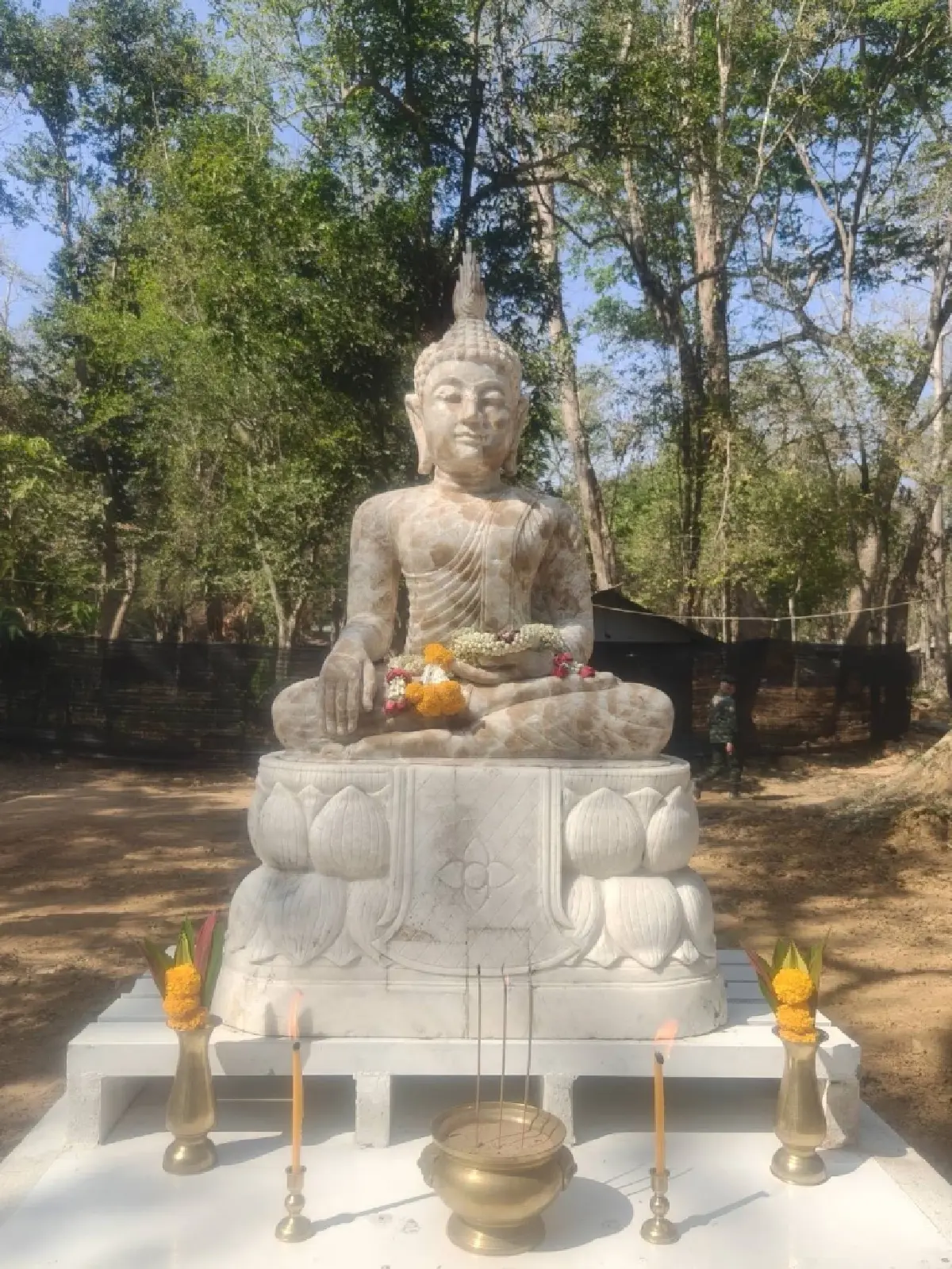 'แม่ทัพกุ้ง' สักการะสิ่งศักดิ์สิทธิ์ 3 ปราสาท 'พระประธาน' รอดคมกระสุน-ระเบิด