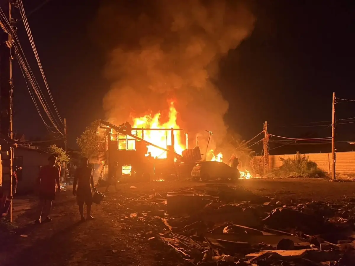 ระทึก ไฟไหม้บ้านไม้ 2 ชั้น ซอยลาดกระบัง 1/9 เพลิงไหม้วอดหมดหลัง