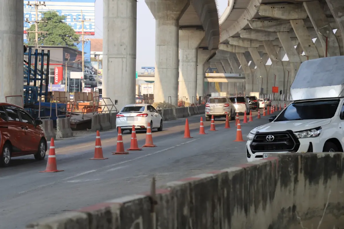 ผู้ใช้ทาง ดูเส้นทางใหม่ พระราม 2 เครนถล่ม ขาออกรถติด ขาเข้าชะลอตัว