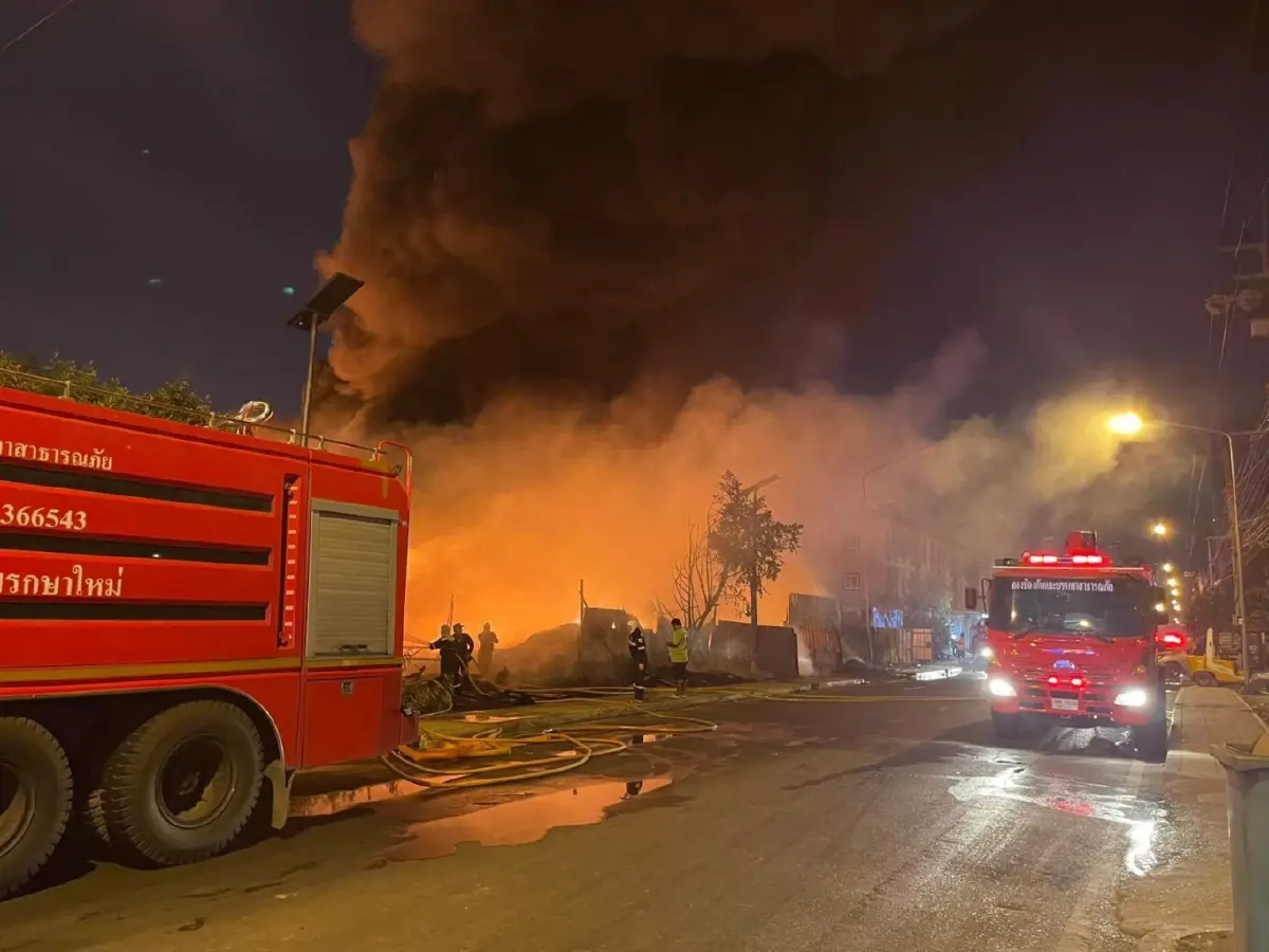 ด่วน! ไฟไหม้รุนแรง ร้านรับซื้อของเก่า แพรกษาใหม่ สมุทรปราการ