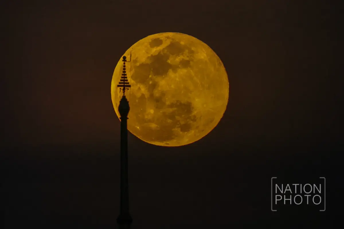 สว่างไสว 'ซูเปอร์วูล์ฟมูน' ดวงจันทร์เต็มดวงครั้งแรกของปี 2569